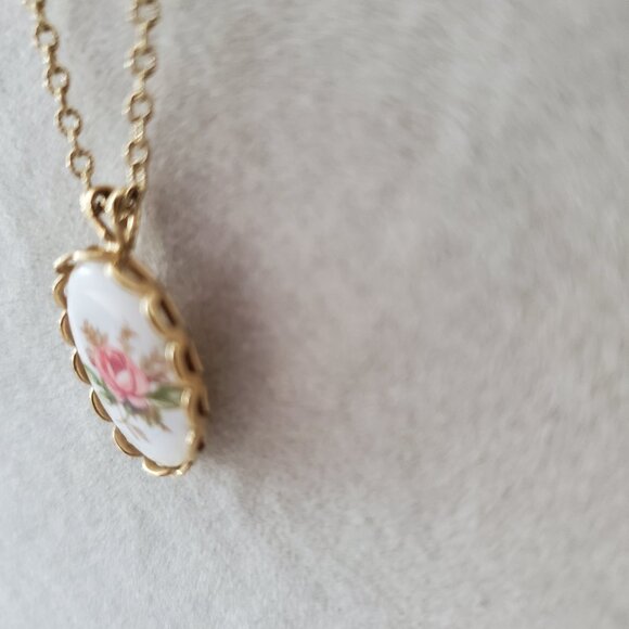 Vintage Bezelled Rose Cameo Pendant Necklace Gold Vermeil Chain, Bail & Bezel 18 - Picture 9 of 9